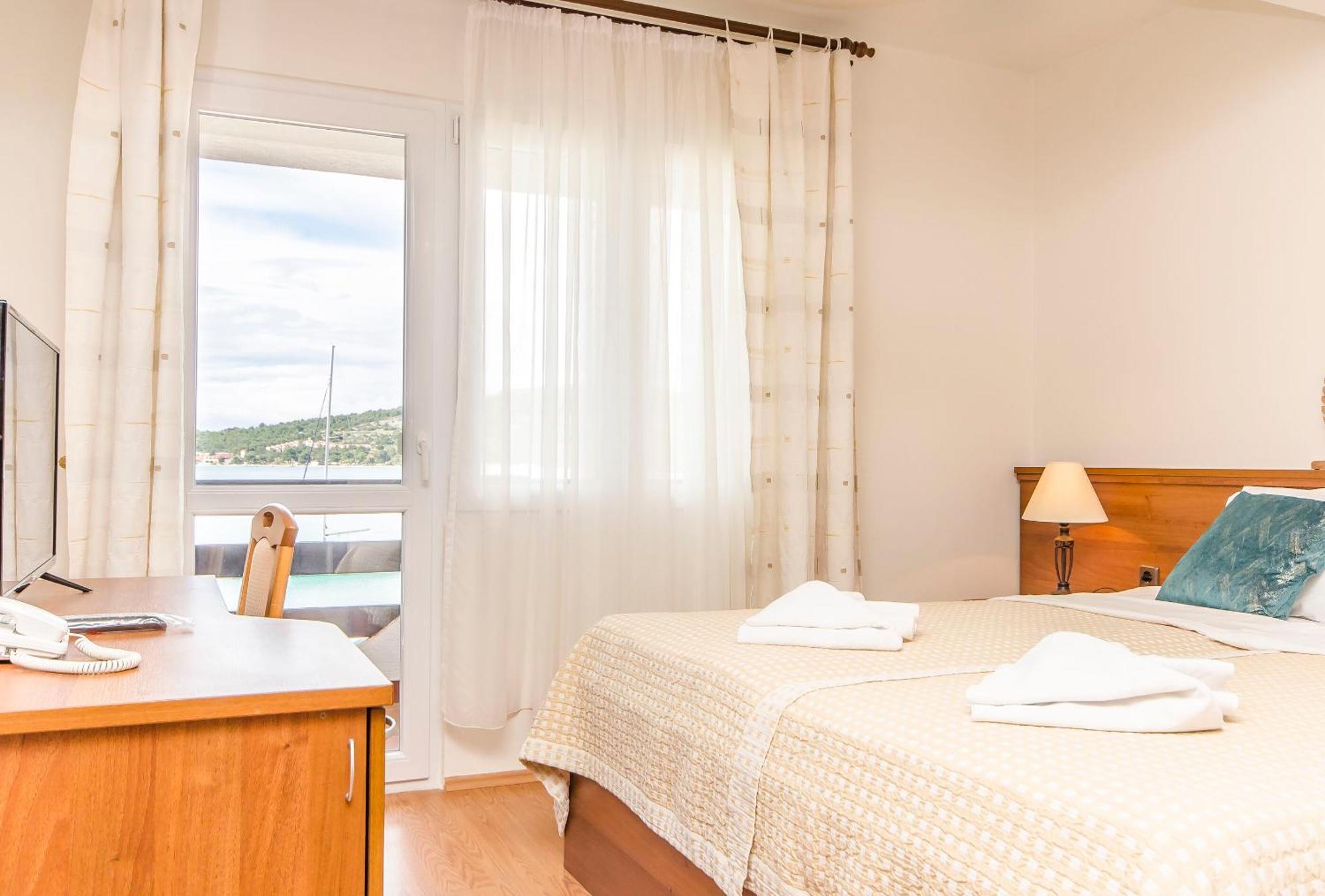 House Hotel Plava Laguna Tisno Zewnętrze zdjęcie